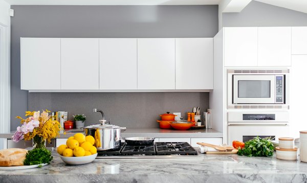 What are the best materials for a UK kitchen countertop that is both durable and stylish?