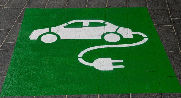 What are the requirements for UK businesses to qualify for the 2023 low-emission vehicle subsidy?
